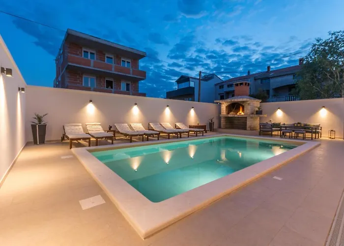 Apartment Pavla With Pool