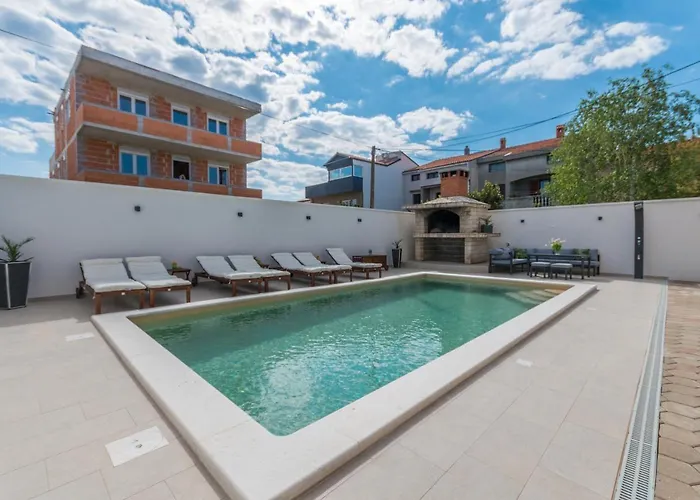 Apartment Pavla With Pool