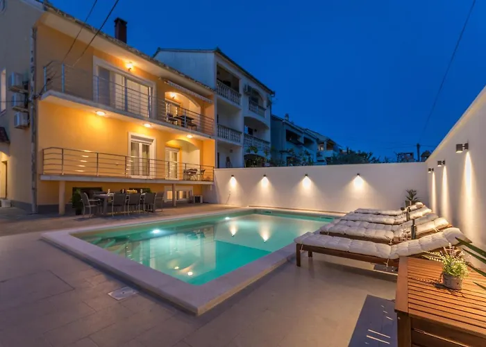 Apartment Pavla With Pool